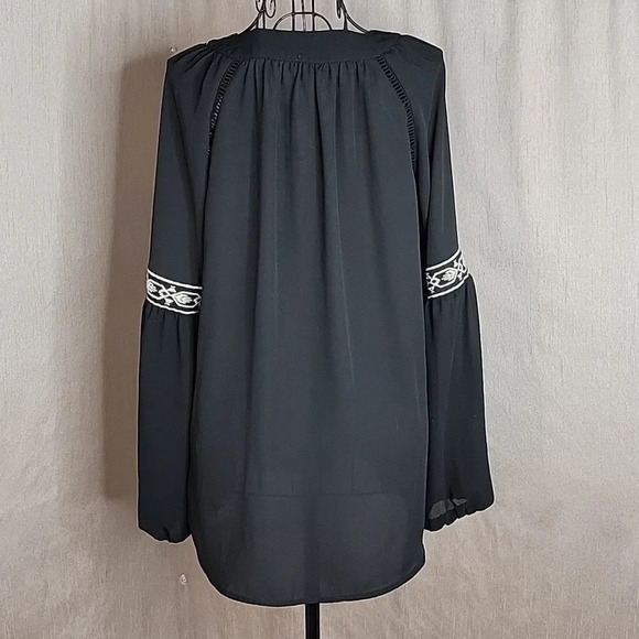 XOXO Black and‎ White Aztec Embroidered Peasant Blouse Medium - Picture 9 of 10